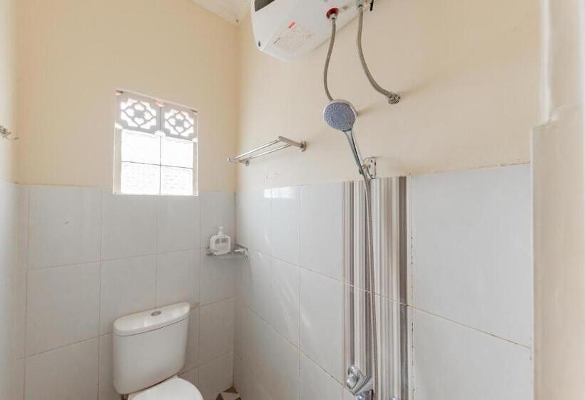 Отель Reddoorz Syariah At Sudirman Street Garut