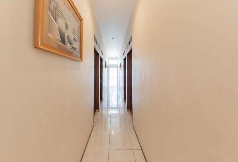 Отель Reddoorz Syariah At Sudirman Street Garut