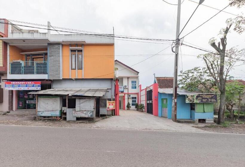 Отель Reddoorz Syariah At Sudirman Street Garut