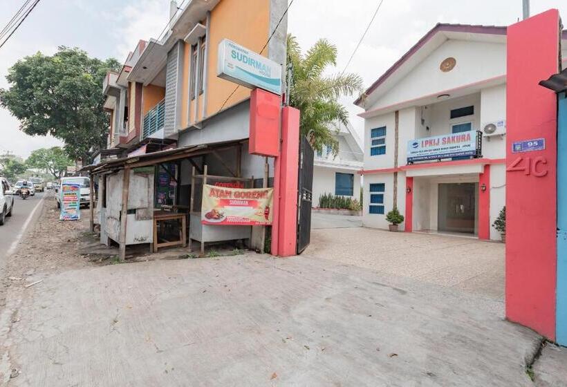 Отель Reddoorz Syariah At Sudirman Street Garut