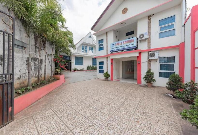 Отель Reddoorz Syariah At Sudirman Street Garut