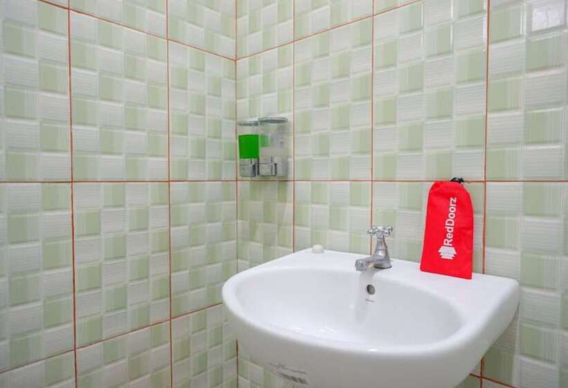 膳宿费 Reddoorz Near Taman Makam Pahlawan Tatura