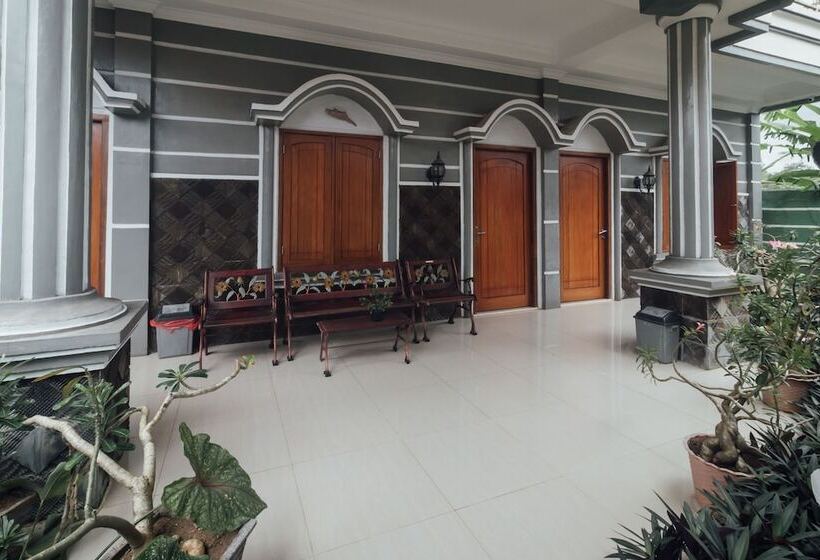 호텔 Oyo 1300 Crecia Residence