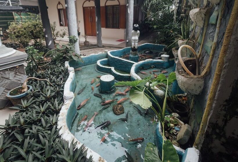 ホテル Oyo 1300 Crecia Residence