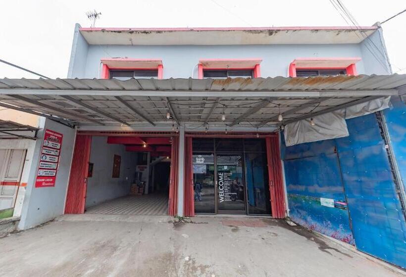 Отель Reddoorz Near Unsika University Karawang