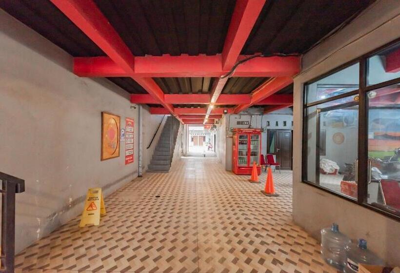 Отель Reddoorz Near Unsika University Karawang