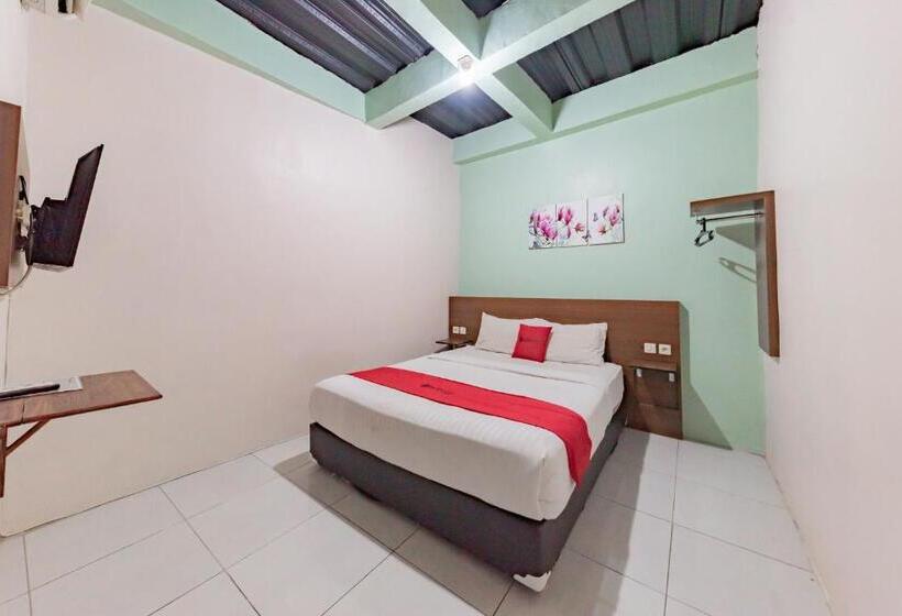 Отель Reddoorz Near Unsika University Karawang