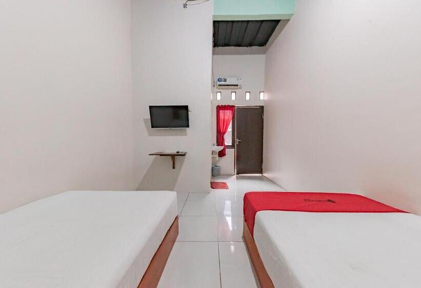 Отель Reddoorz Near Unsika University Karawang