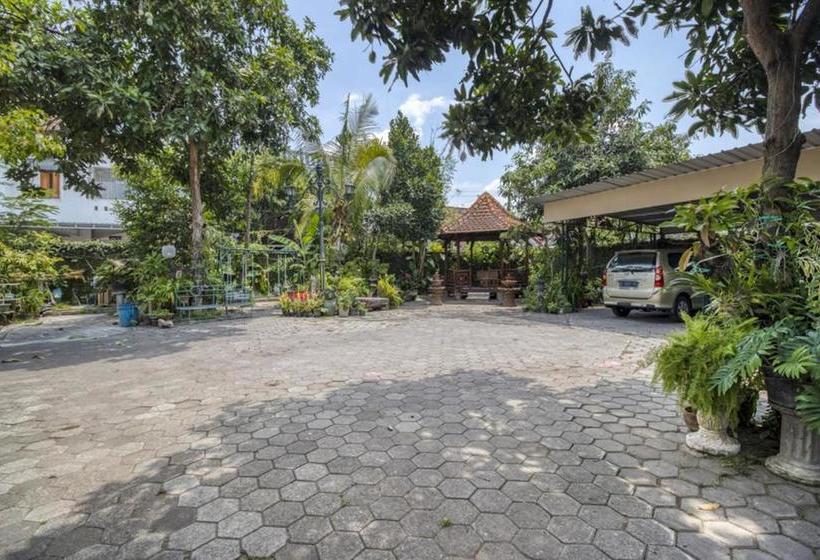 Отель Reddoorz Hostel Near Adisucipto Airport Yogyakarta