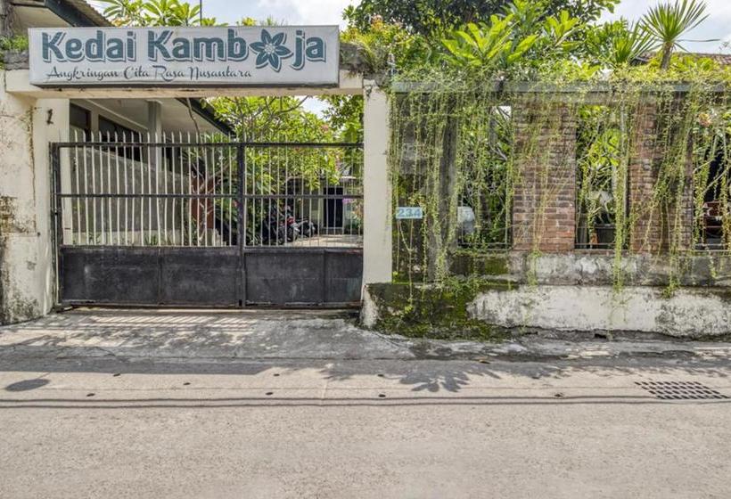 Отель Reddoorz Hostel Near Adisucipto Airport Yogyakarta