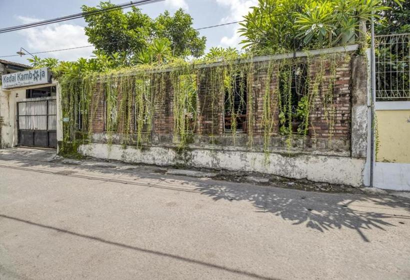 Отель Reddoorz Hostel Near Adisucipto Airport Yogyakarta