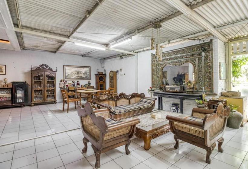 Отель Reddoorz Hostel Near Adisucipto Airport Yogyakarta