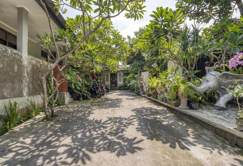 Отель Reddoorz Hostel Near Adisucipto Airport Yogyakarta