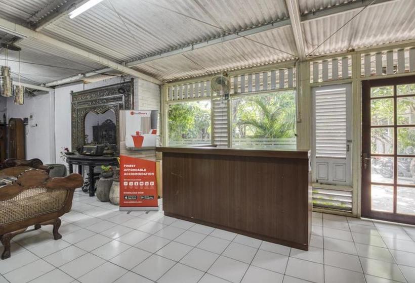 Отель Reddoorz Hostel Near Adisucipto Airport Yogyakarta