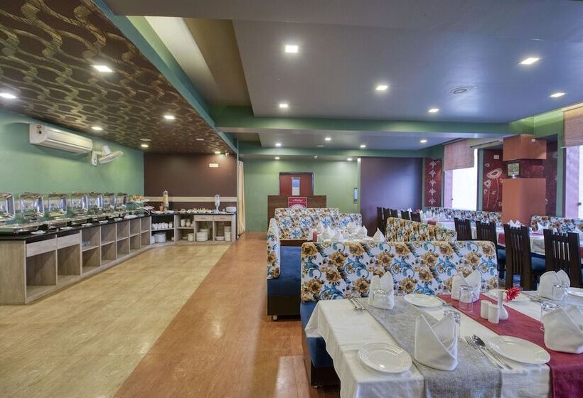 Отель Om Clarks Inn Raebareli