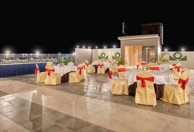 Отель Om Clarks Inn Raebareli