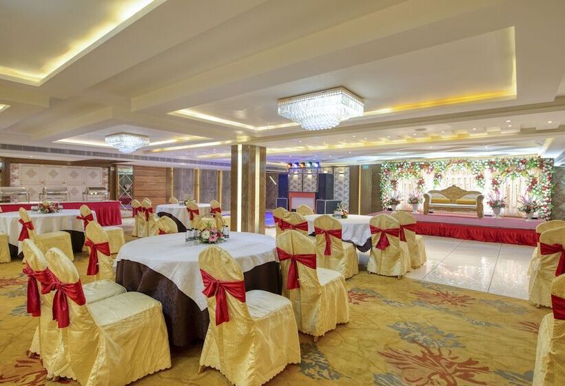 Отель Om Clarks Inn Raebareli