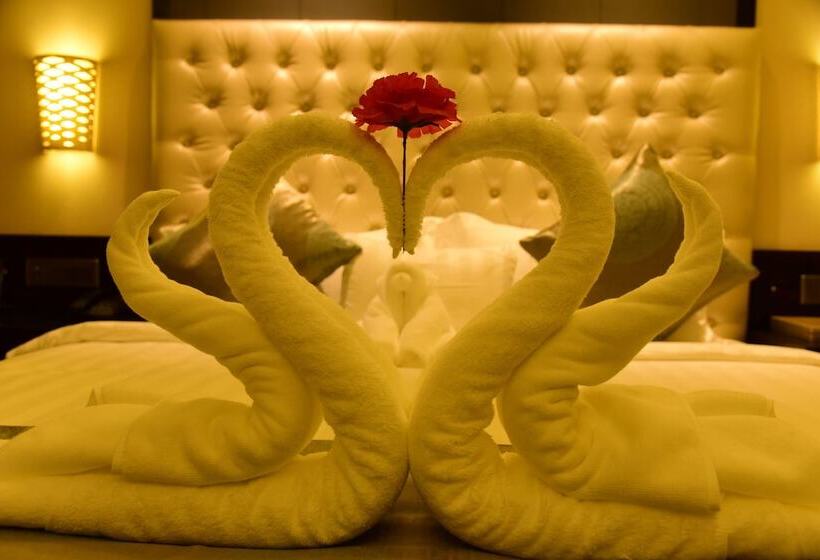 Отель Om Clarks Inn Raebareli