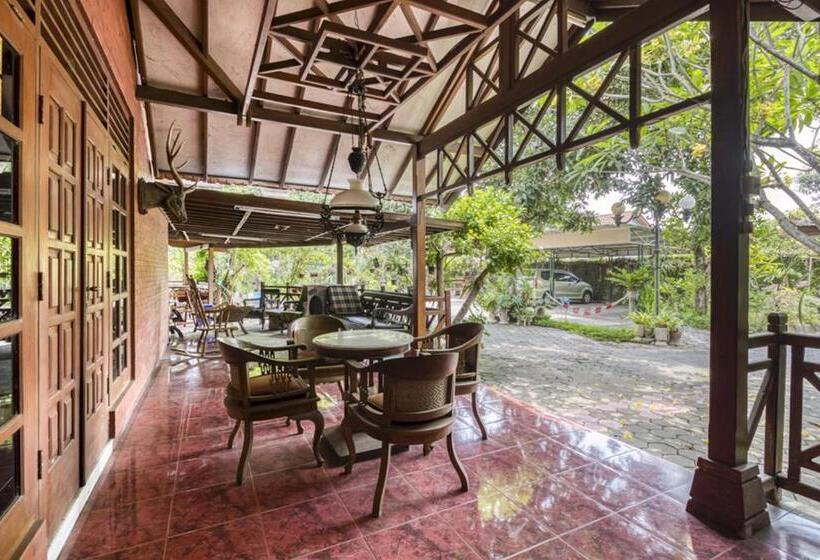 Отель Reddoorz Hostel Near Adisucipto Airport Yogyakarta