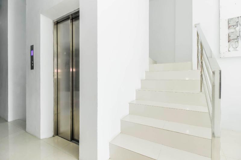 ホテル Reddoorz Near Hayam Wuruk