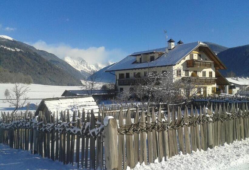 Отель Appartements Färberhof