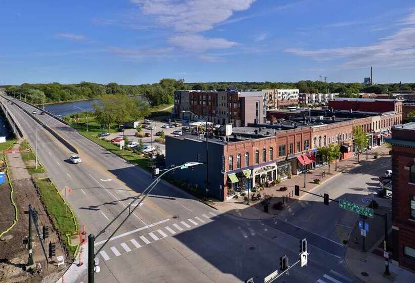 בית מלון כפרי Hampton Inn Cedar Falls Downtown