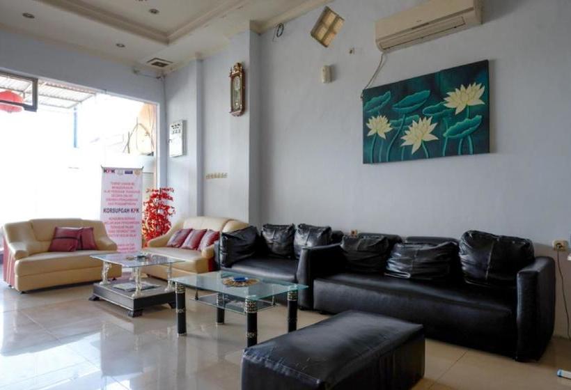 فندق Reddoorz Near Kamali Beach Bau Bau