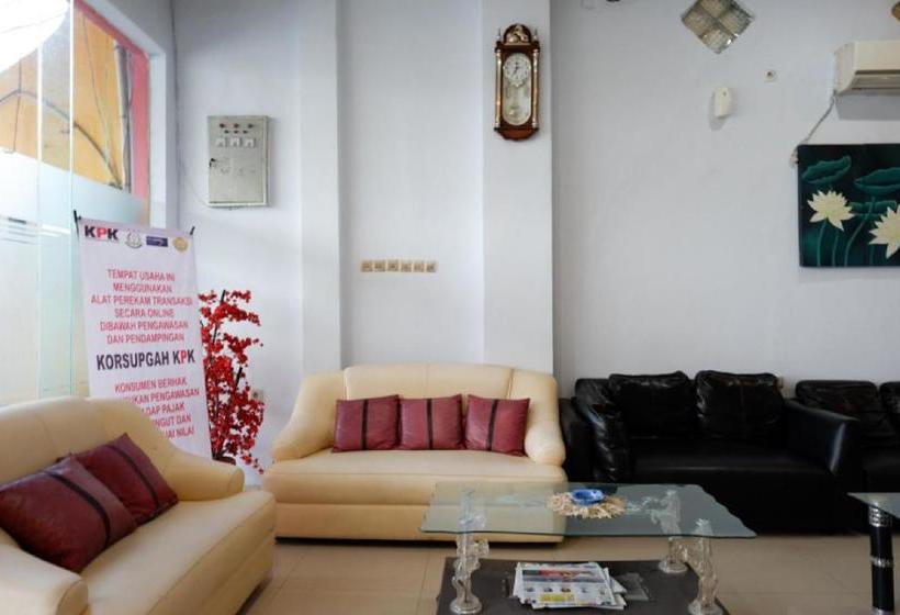 فندق Reddoorz Near Kamali Beach Bau Bau