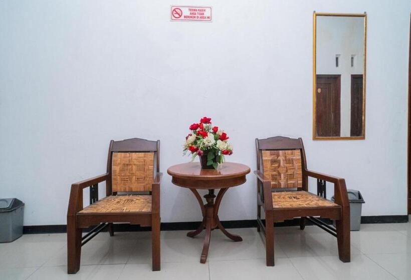 酒店 Reddoorz Near Matahari Singosaren Solo