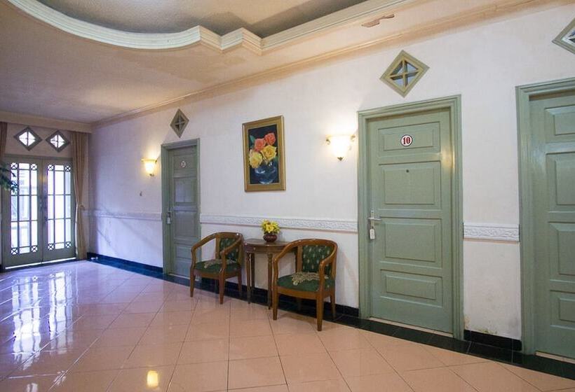 Отель Reddoorz Near Pantai Falajawa Ternate