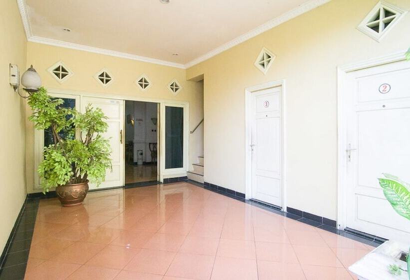 Отель Reddoorz Near Pantai Falajawa Ternate