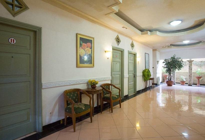 Отель Reddoorz Near Pantai Falajawa Ternate