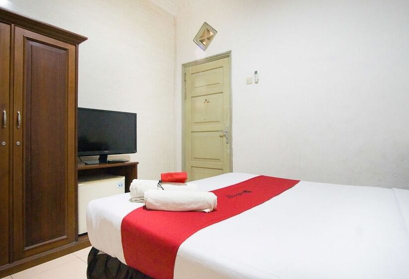 Отель Reddoorz Near Pantai Falajawa Ternate