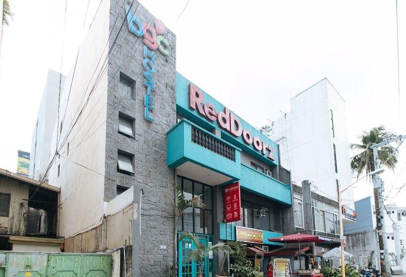 هتل Reddoorz Plus Near St Lukes Bgc