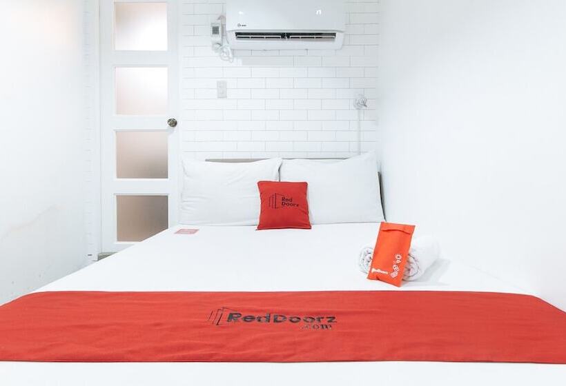 هتل Reddoorz Plus Near St Lukes Bgc