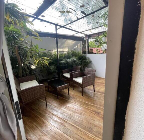 ペンション El Gato Rojas Surf Hostel