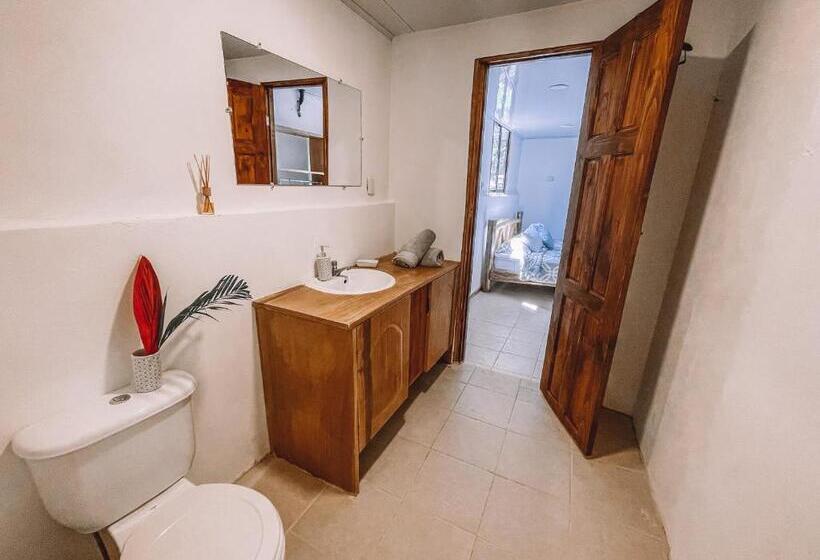 פנסיון El Gato Rojas Surf Hostel