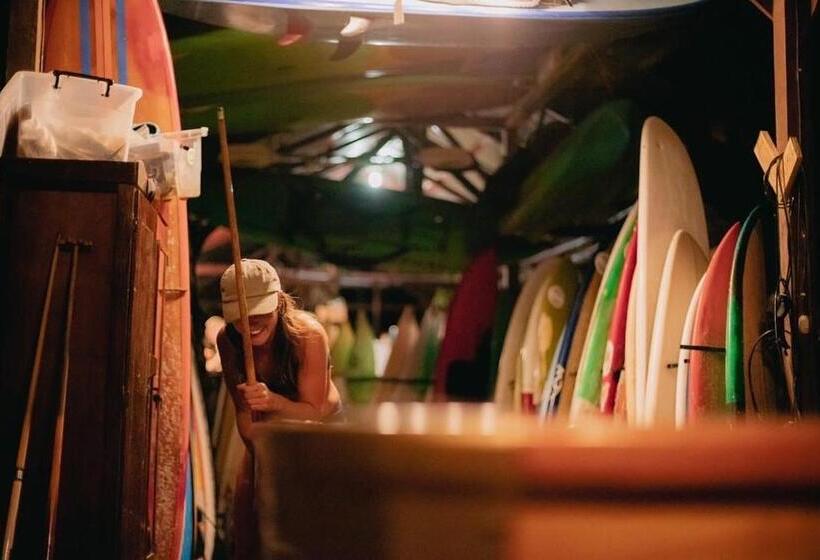 ペンション El Gato Rojas Surf Hostel