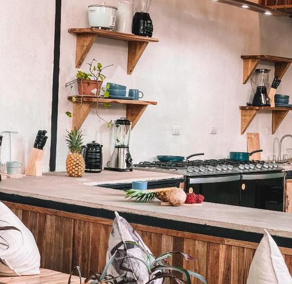 ペンション El Gato Rojas Surf Hostel