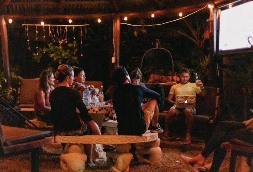 ペンション El Gato Rojas Surf Hostel