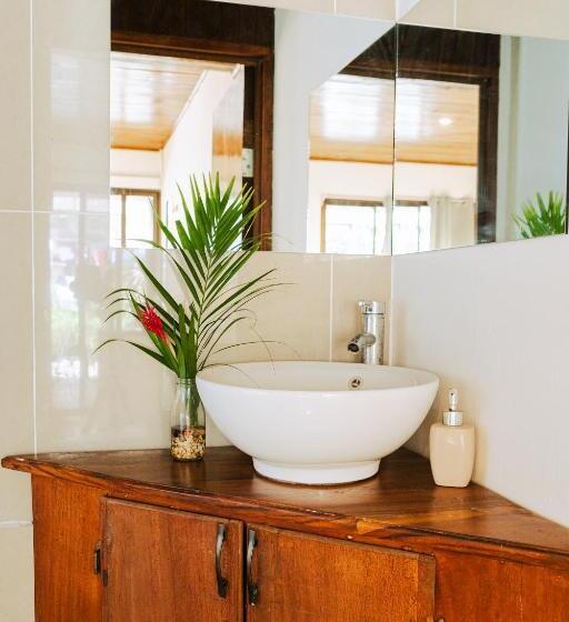 פנסיון El Gato Rojas Surf Hostel