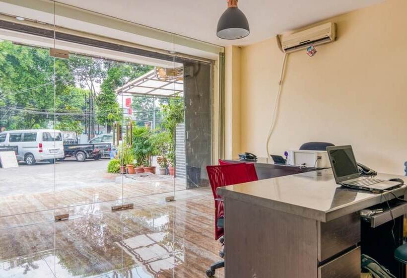 Пансион Reddoorz At Tebet Barat 2