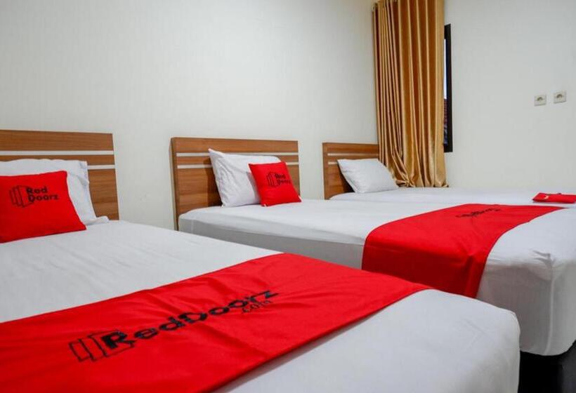 펜션 Reddoorz Near Living Plaza Purwokerto