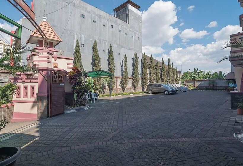 Пансион Reddoorz Near Setrasari Mall 2