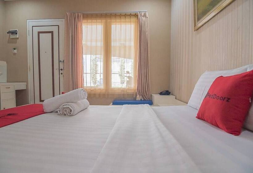 Пансион Reddoorz Near Setrasari Mall 2