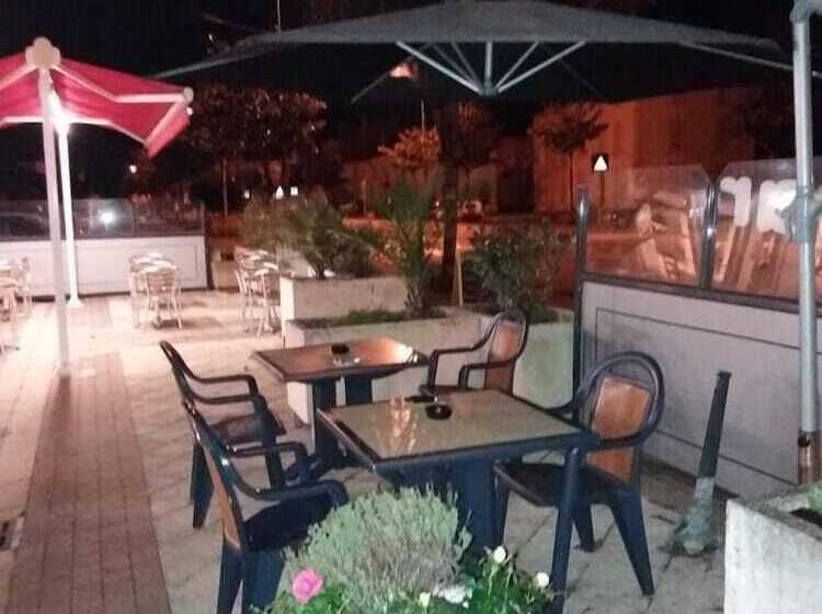 בית מלון כפרי L Albret Chr