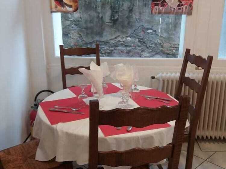 בית מלון כפרי L Albret Chr