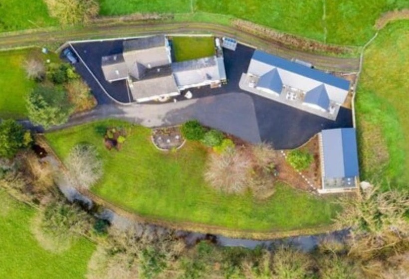 بنسيون Willow House Bed & Breakfast And Orchard Studios Self Catering