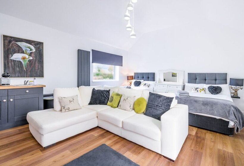 بنسيون Willow House Bed & Breakfast And Orchard Studios Self Catering