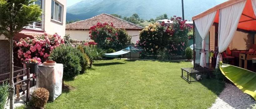 پانسیون Yard House Trpejca